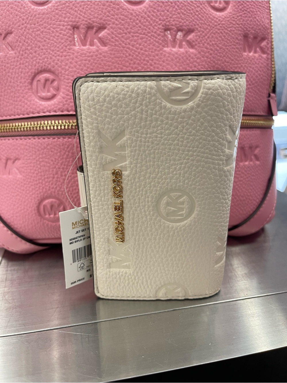 Michael Kors Jet Set Travel Med MK Logo Debossed Bifold Wallet
Light Cream
NWT - Picture 5 of 16